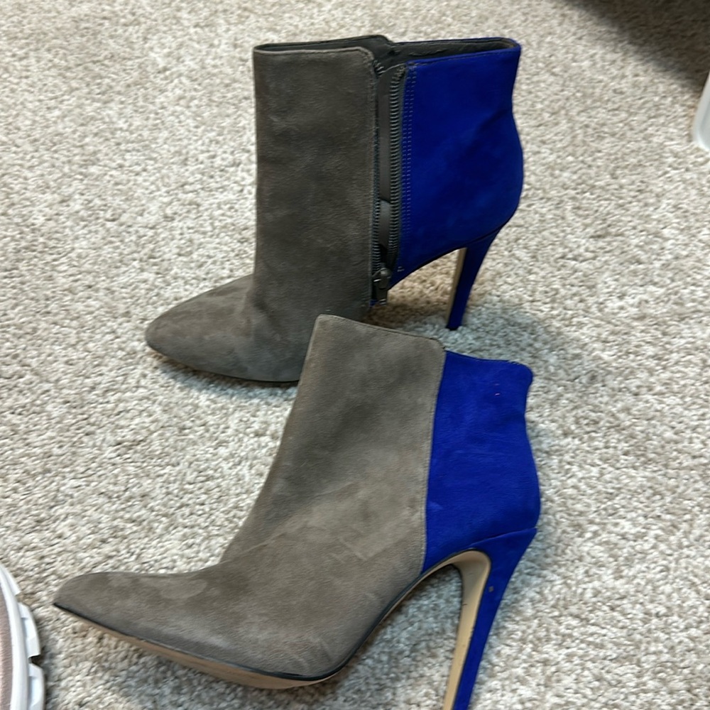 Suede booties zip up